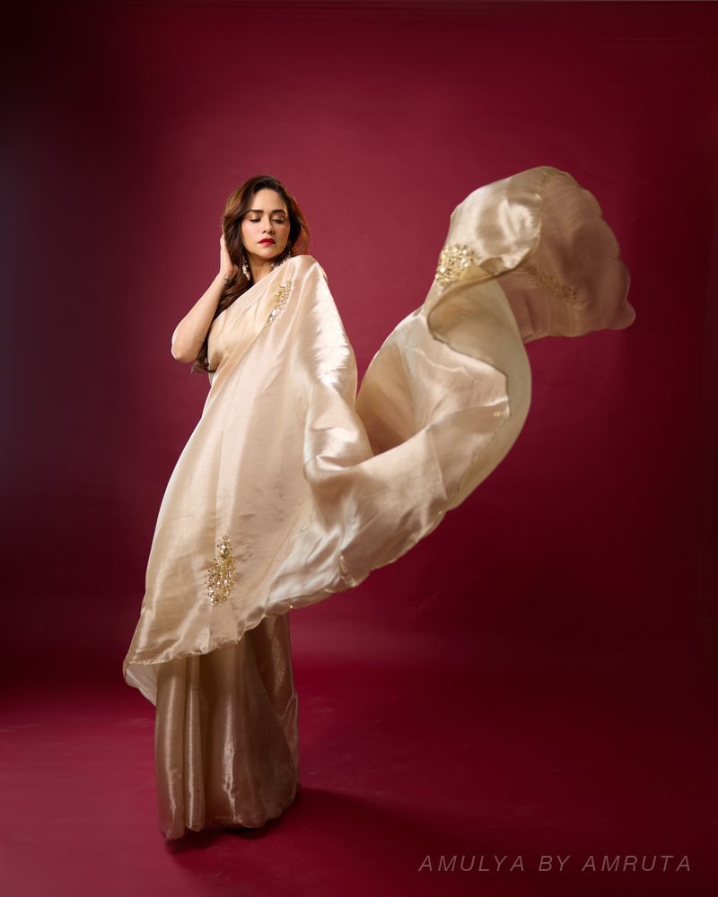  साडी नेसलेली — नेसलेली. अमूल्य बाय अमृता यांनी निवडलेली.