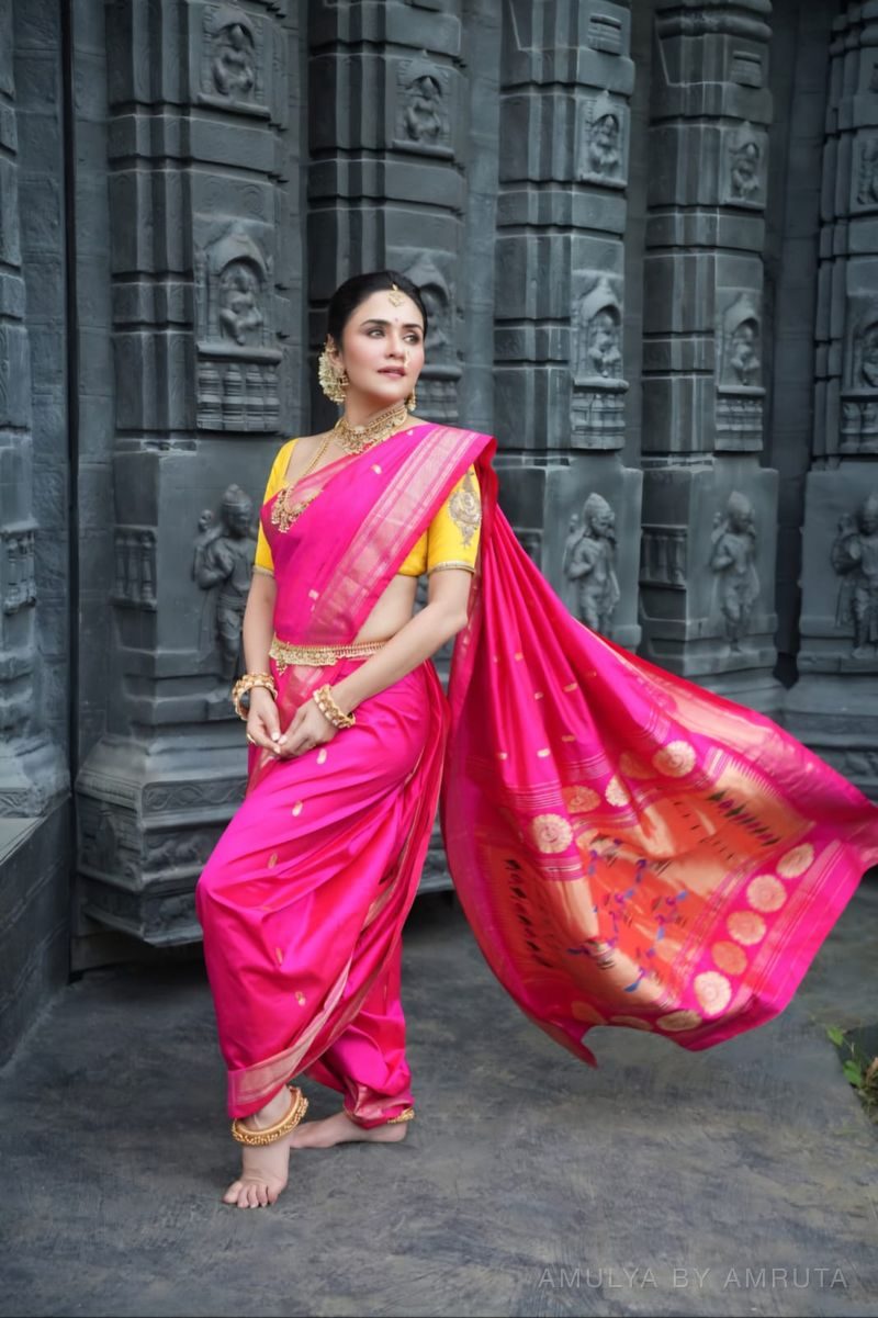  साडी नेसलेली — नेसलेली · २. अमूल्य बाय अमृता यांनी निवडलेली.