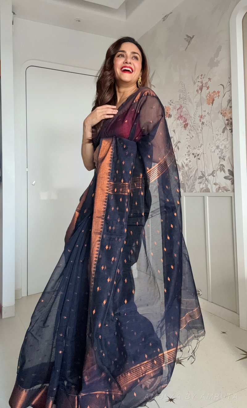  साडी नेसलेली — नेसलेली. अमूल्य बाय अमृता यांनी निवडलेली.