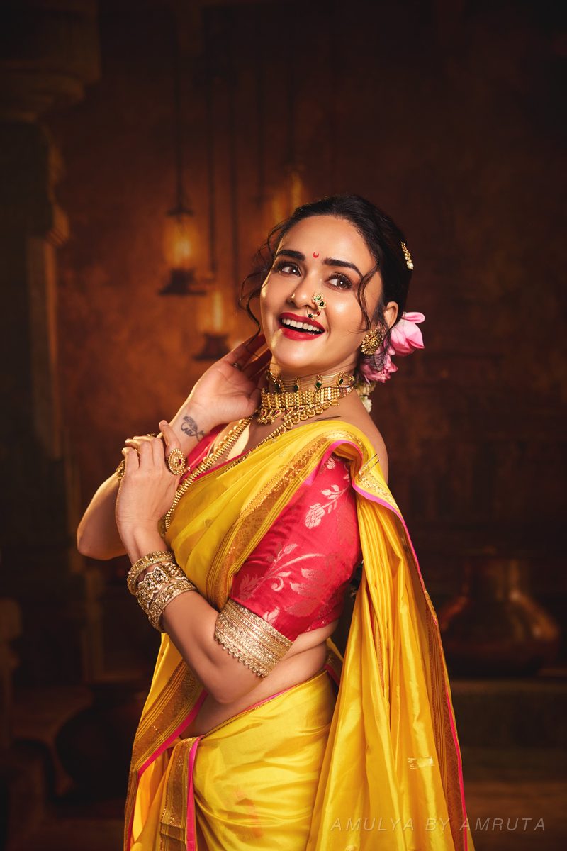  साडी नेसलेली — नेसलेली · ४. अमूल्य बाय अमृता यांनी निवडलेली.